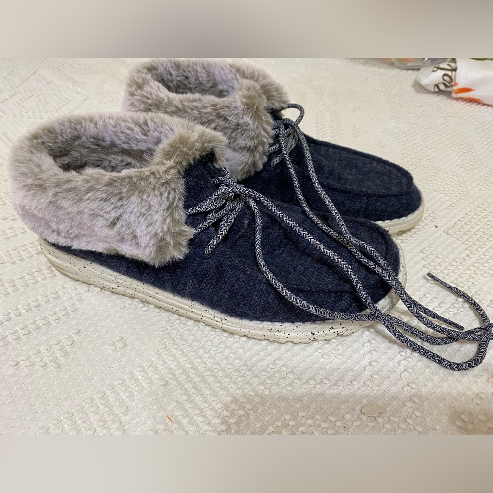 Hey Dude Navy Britts size 9
